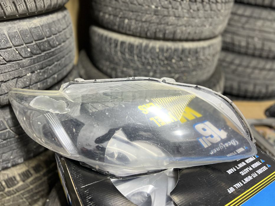 Оригинальное стекло правой фары Toyota Corolla E150 дорестайлинг