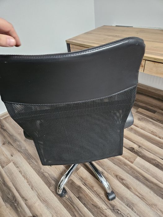 Scaun rotativ negru birou cu picioare crom in stare f buna