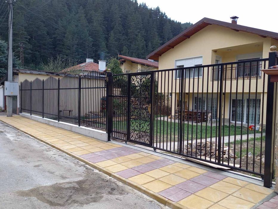 Метални парапети, огради, врати и решетки – ръчна изработка по поръчка