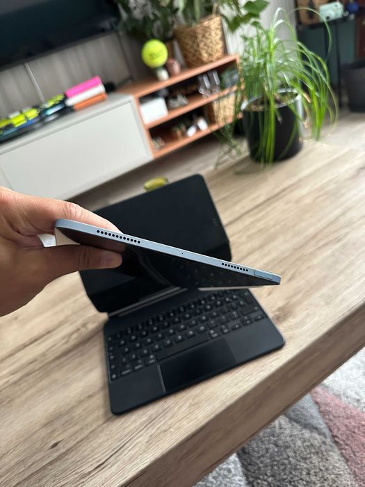 Ipad Air 4, 11 inch, sky-blue + husa cu tastatura Apple Magic + Apple Pencil 2