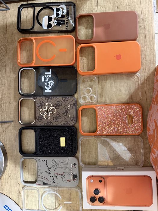 Продавам Айфон 17 про 256GB в отлично състояние и много видове калъфи към него с две години гаранция от Технополис