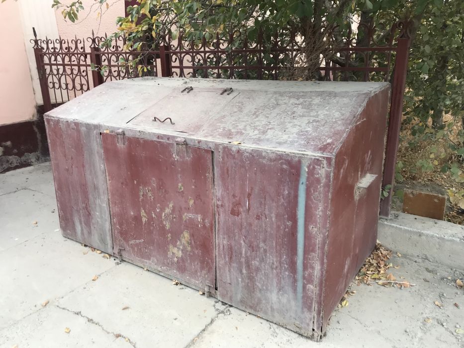 Желездный мусорный ящик