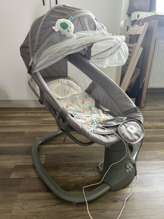 Vând balansoar / leagăn electric Mastela 3 în 1 pentru bebeluși, în stare foarte bună, curat și complet funcțional.