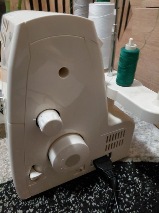 De vanzare  masina de surfilat casnica cu 4 fire