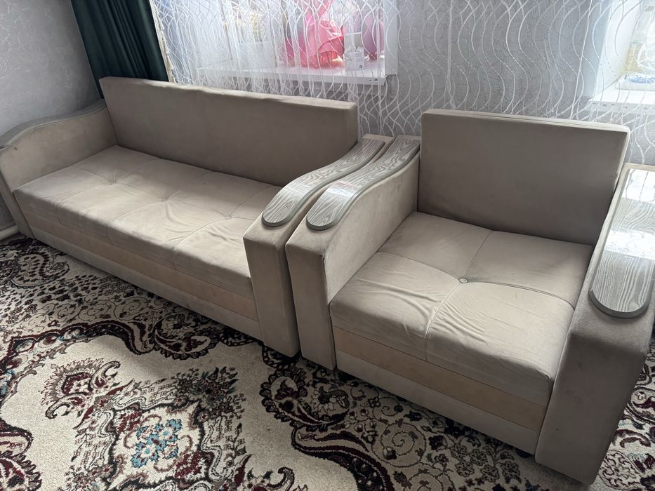Диван, кресло и подушки