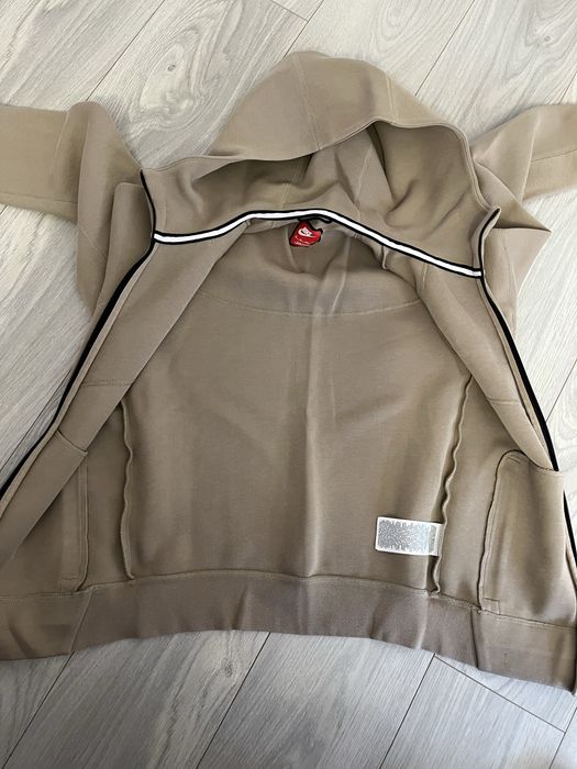 Бежов суичър на Nike