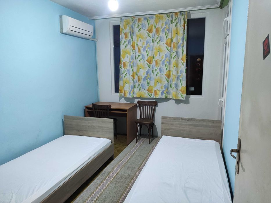 Продавам единично легло с матрак