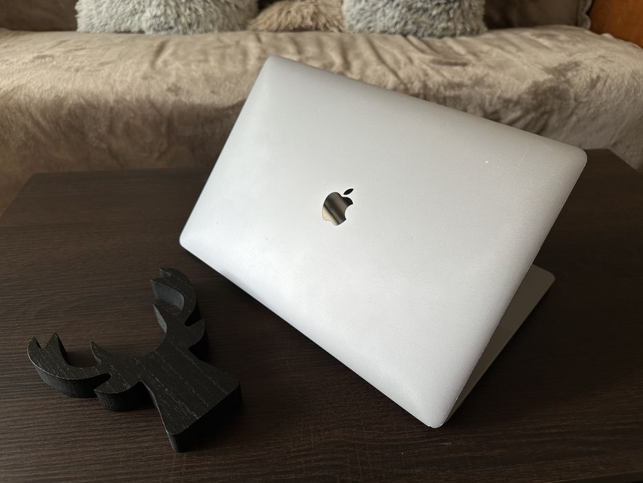 MacBook Pro 2017 Touchbar (15", Retina, A1707) 500 GB SSD, Intel i7, AMD Radeon 4 GB, 16 GB RAM