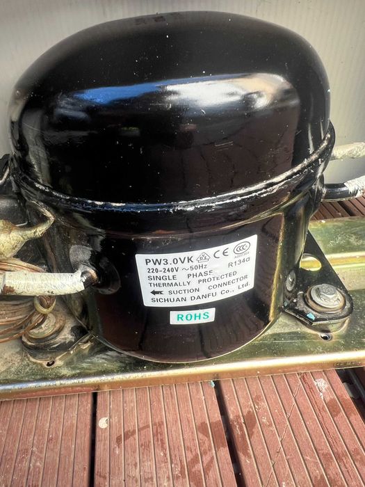 Малък хладилник Midea