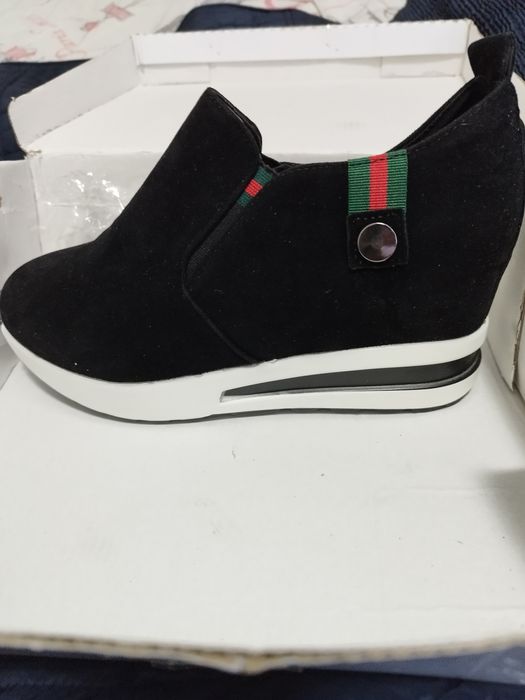 Леки велурени обувки