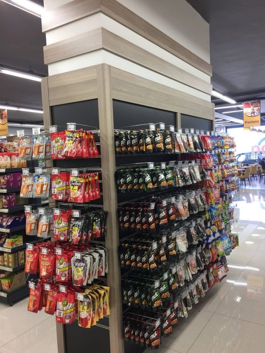 Рафтове,стилажи,крайстенни витрини