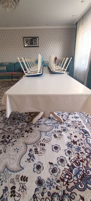 Стол и сатулы для гостей