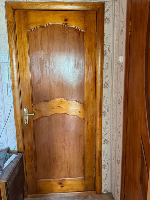 Продам деревянную дверь