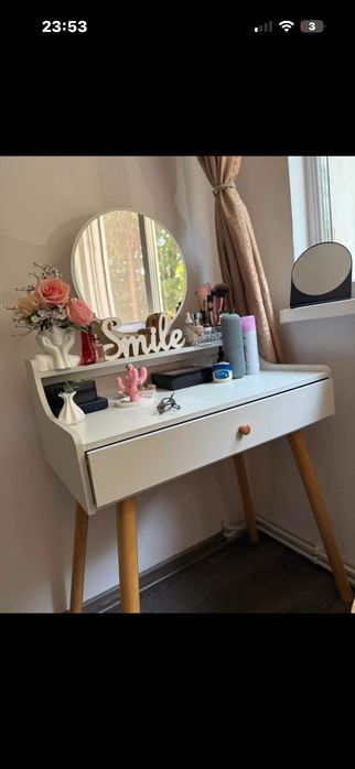 Masa de machiaj.