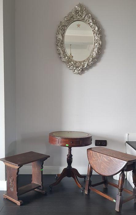 Măsuță veche pentru cafea