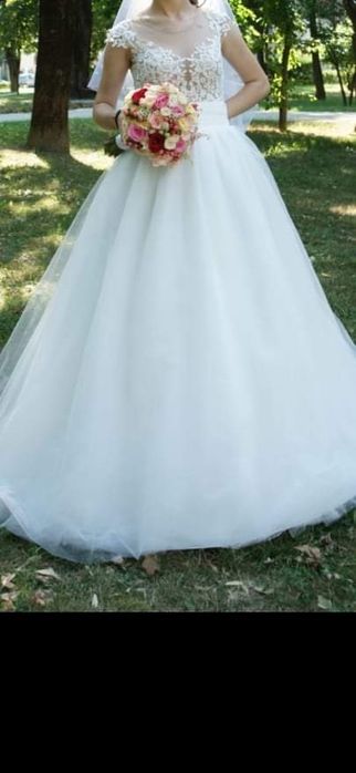 Vand rochie de mireasa cu voal ,stare excelenta