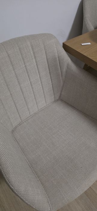 Set de Sufragerie Modern și Elegant: Masă din Lemn și Șase Scaune Tapițate