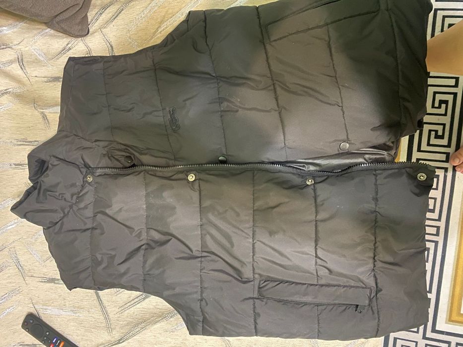 Продам безрукавку лакоста оригинал