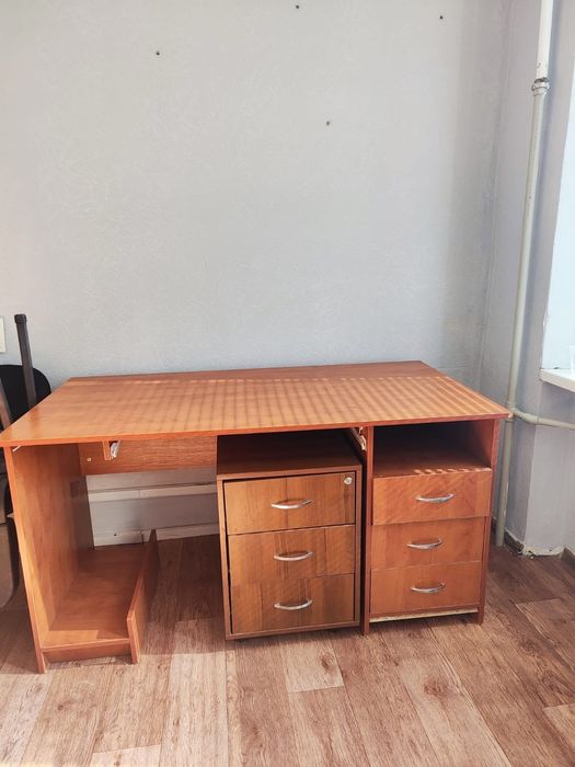 Стол,шкаф и две тумбочки