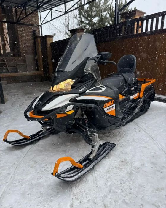 Снегоходы и квадрациклы со склада