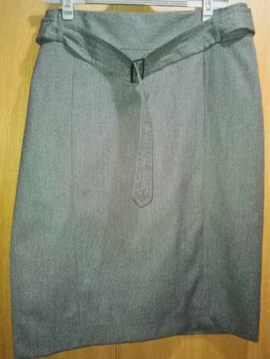 класическа сива пола около коляното