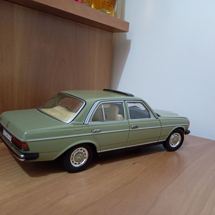 Machetă 1:18 Mercedes -benz W 123.