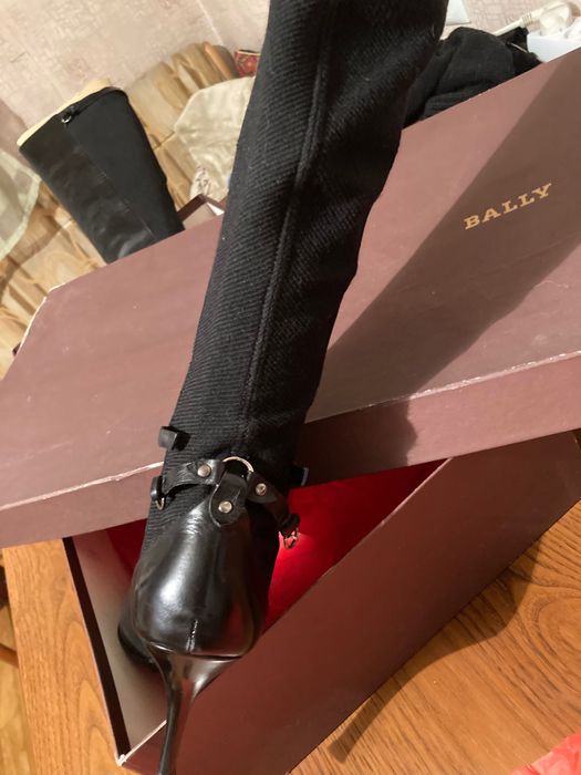 Продам сапоги Bally