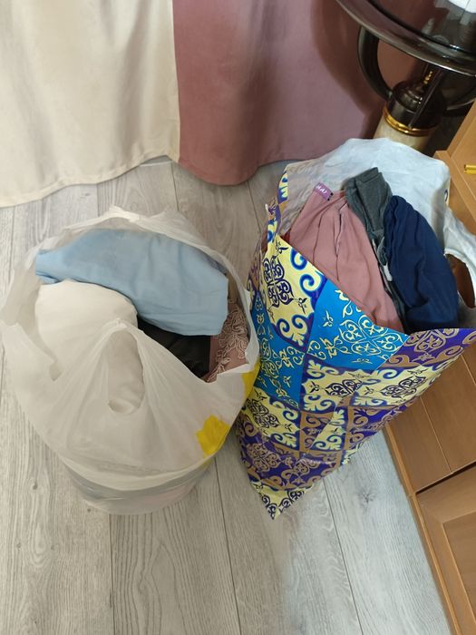 Отдам даром женские вещи