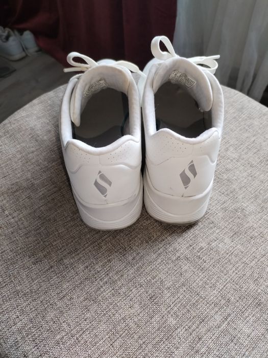 vând adidași skechers 38