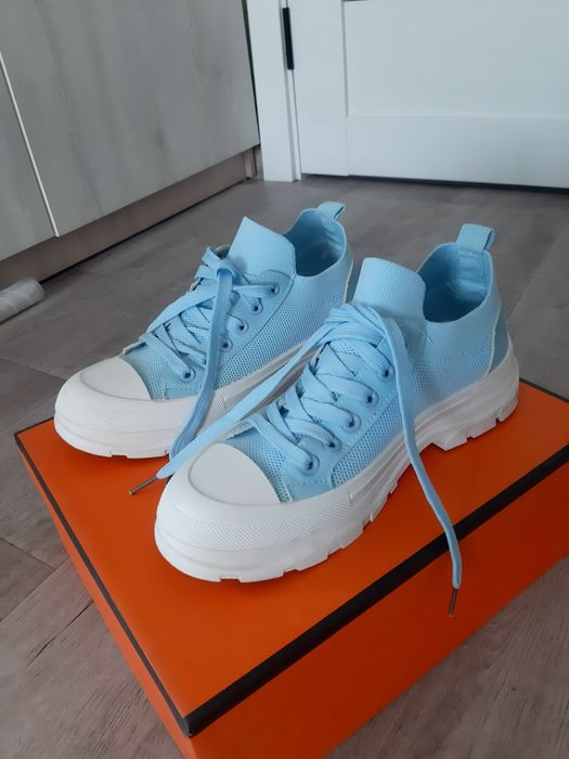 Новые кроссовки и босоножки