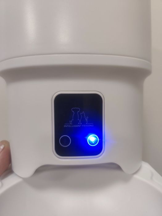 Автоматична хранилка за домашен любимец