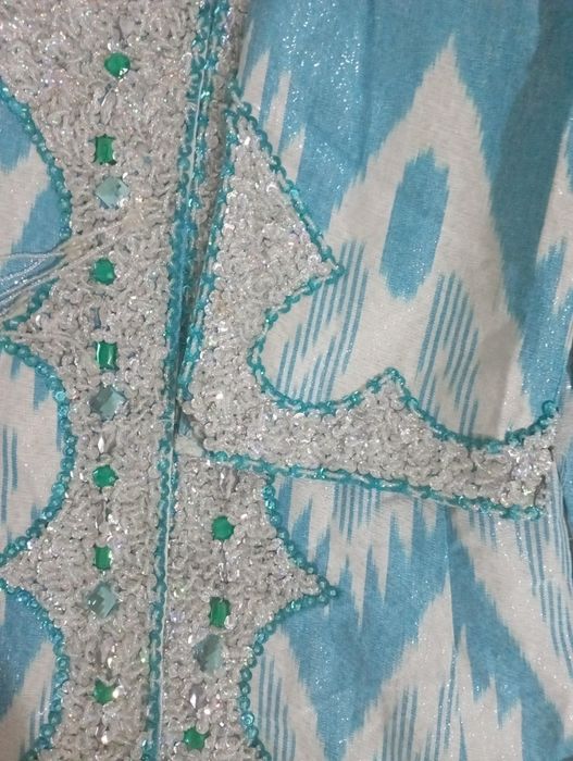 Adras ansambli kiyim muncholari ruchnoy tikilgan