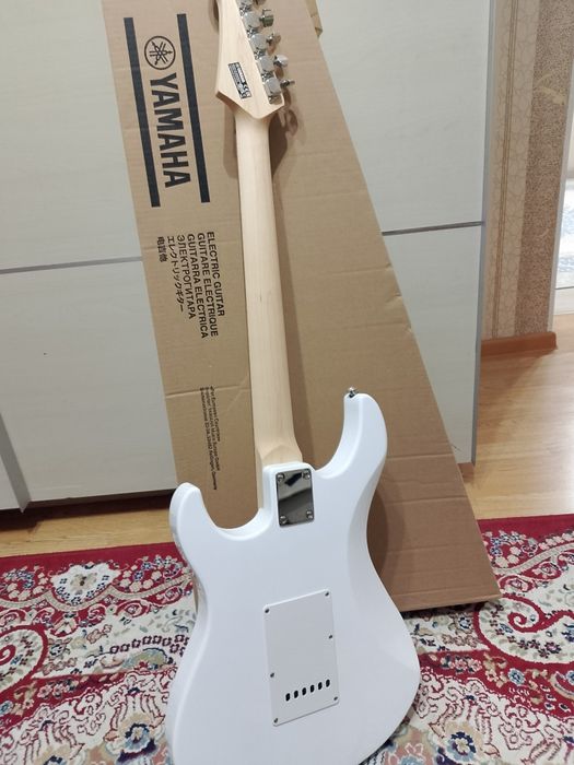 Электрогитара"Ямаха"