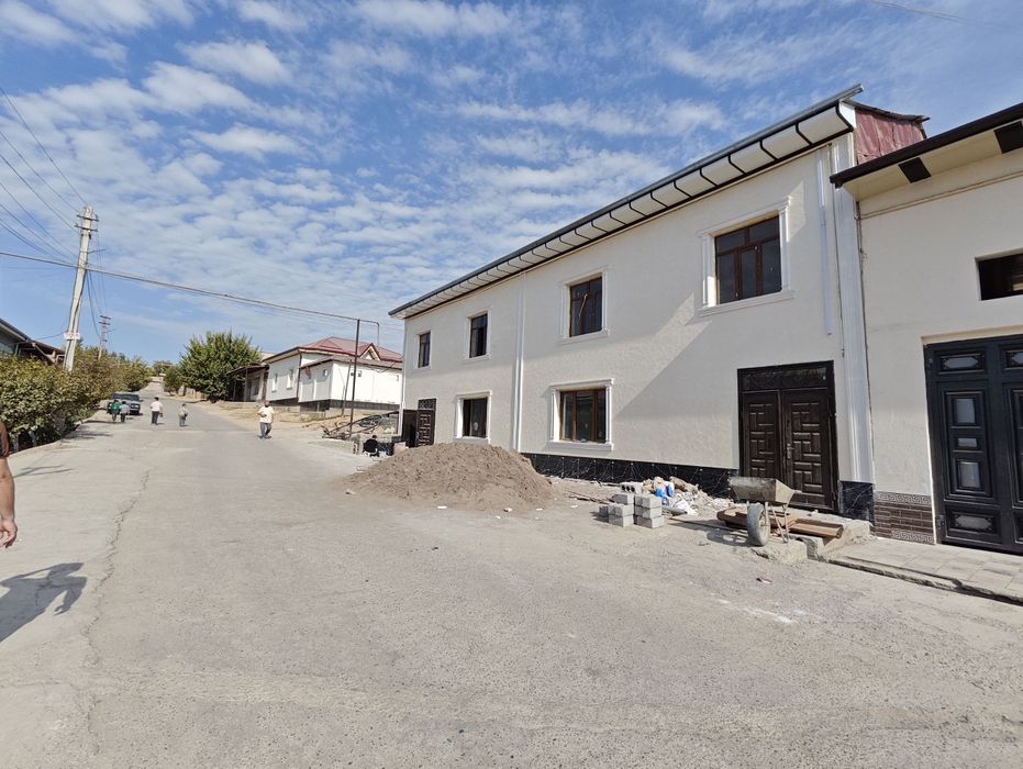 Коттедж сотилади 5 хона 2 етаж.