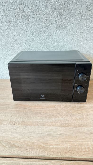 Cuptor cu microunde Electrolux EMZ421MMK, 20L, Grill – Nou, cu o mică îndoitură