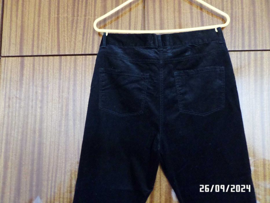 Нови черни джинси от фин рипсен плат