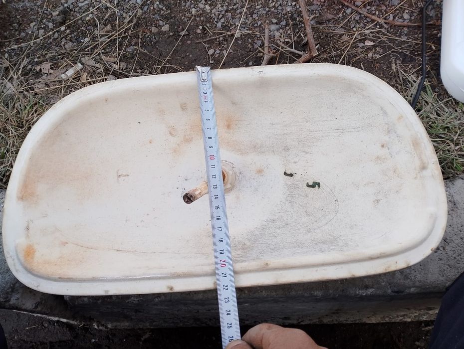 Крышка от бочка унитаза