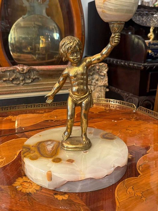 Scrumieră cu picior realizată din onix și bronz