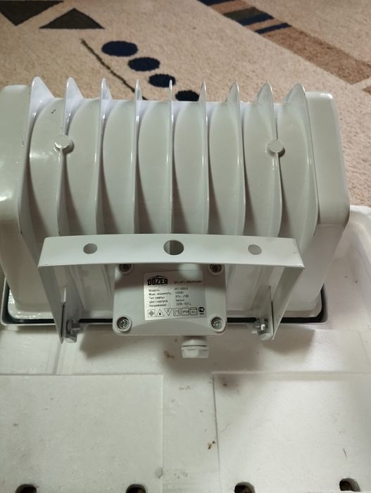 Прожектор сотилади янги