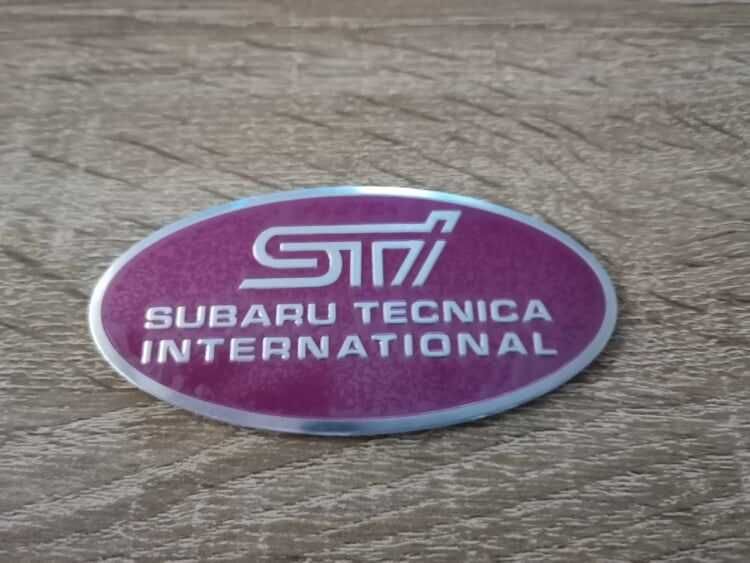 Subaru STi розова емблема