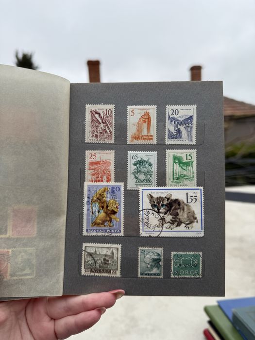 Малък класьор с различни пощенски марки