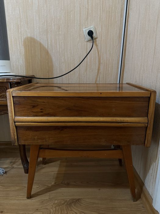 Две деревянные тумбы в состоянии б/у. Устойчивые