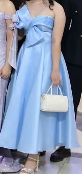 Вечернее платье голубого цвета