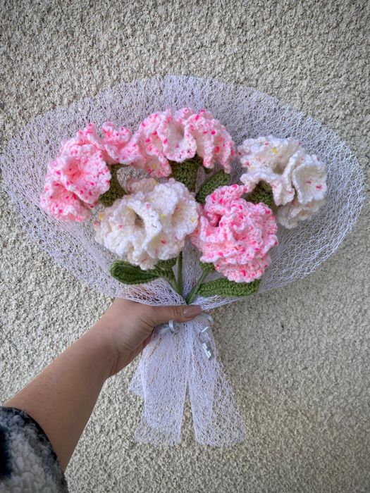 Buchet flori croșetate - garoafe roz si albe