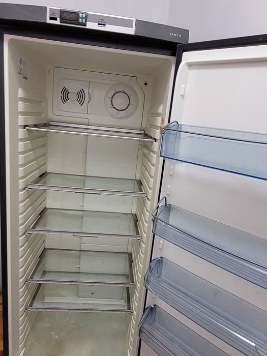 Отдaм дapoм холодильник Frigider AEG