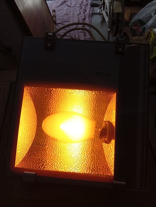 Прожектор, лампа