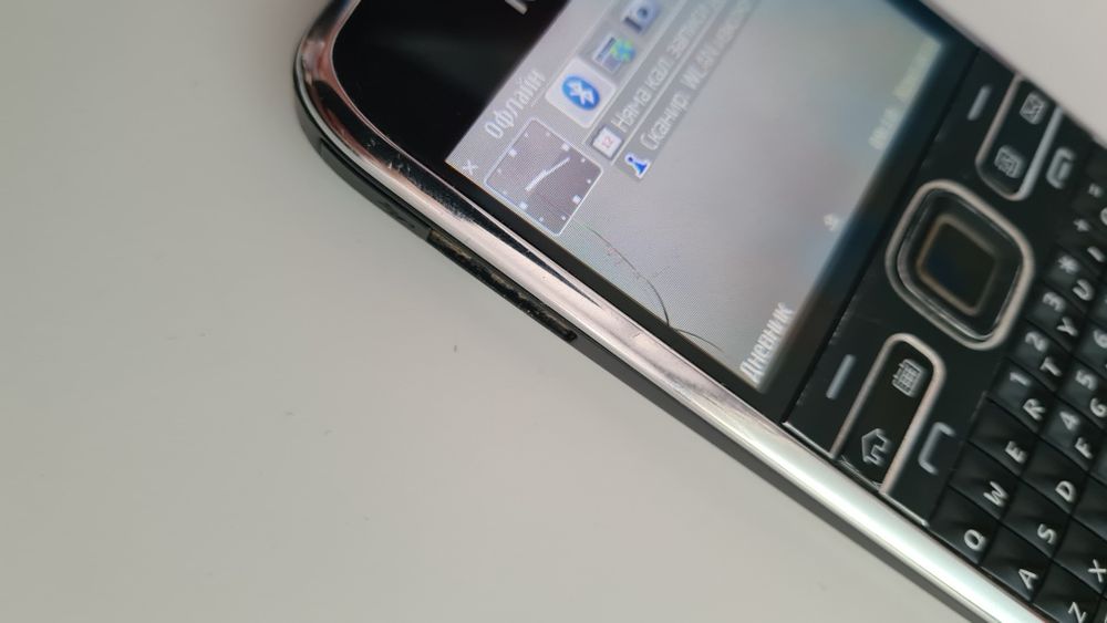 Nokia E72 и зарядно