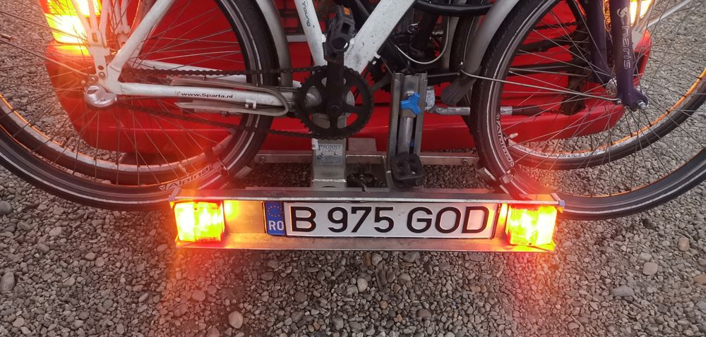 Suport  biciclete {  2 bucati } detasabil in stare ireprosabila .