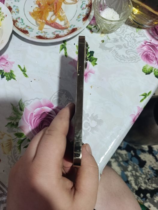 iPhone 13 pro gold svet