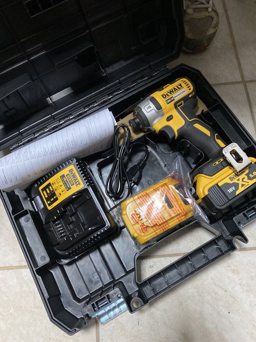 Dewalt-ударен винтоверт